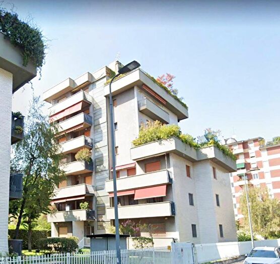 Appartamento trilocale in affitto in Via Ernesto Besenzanica, Piazzale Siena, Milano