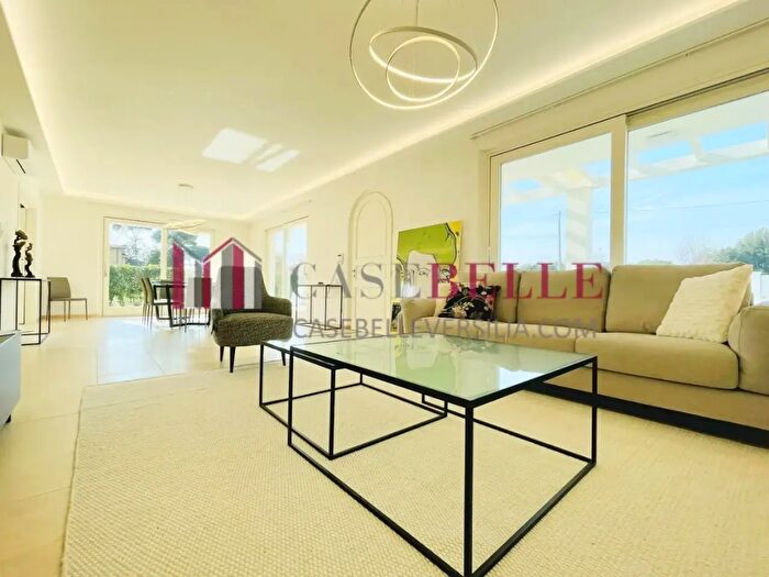 Casa con 9 locali in vendita in Pietrasanta