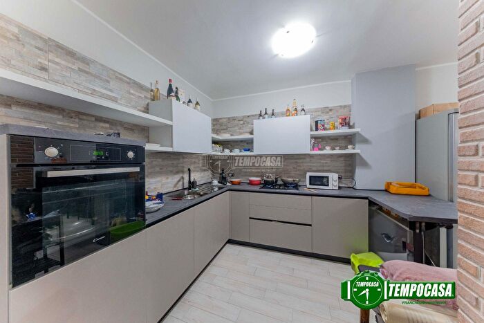 Casa con 6 locali in vendita in Via Brughiera, Bareggio