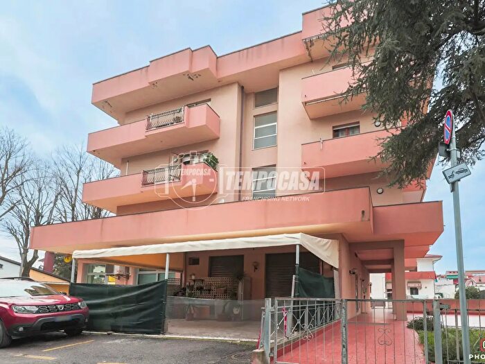Appartamento quadrilocale in vendita in Viale Chisimaio, Rimini