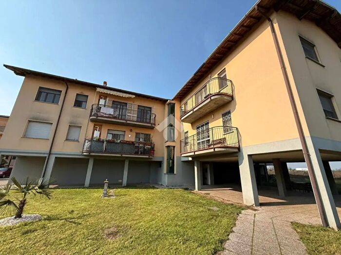 Appartamento trilocale in vendita in Via De Amici, Casorate Primo