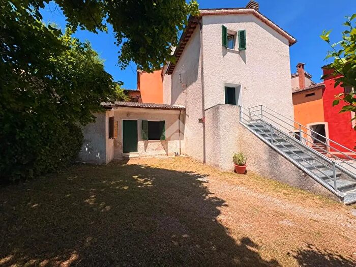 Casa con 5 locali in vendita in Frazione Campodiegoli, Fabriano