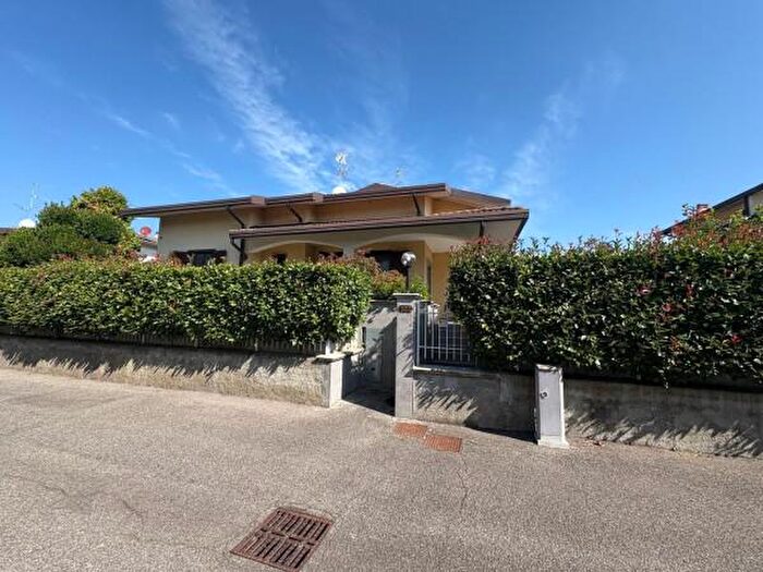 Casa quadrilocale in vendita in Via Carlo Tosi, Casorate Primo