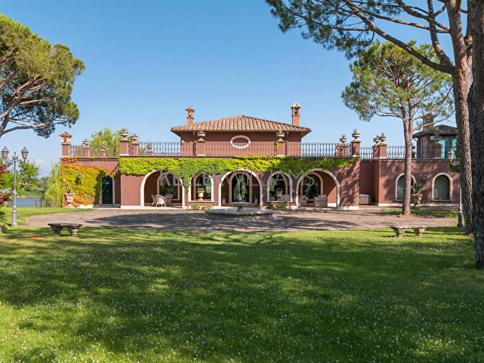 Casa con 6 locali in affitto in Via Cassia, Nepi