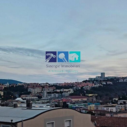 Appartamento quadrilocale in affitto in Via Pesaro, Piano, Ancona