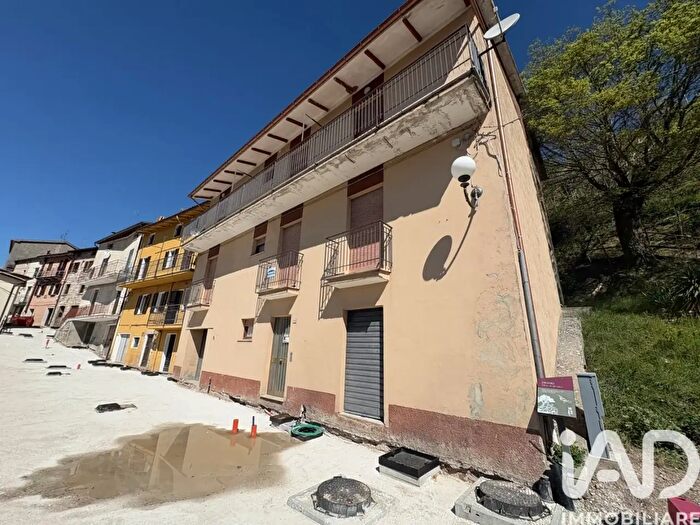 Casa con 8 locali in vendita in Frazione Serravalle di Carda, Apecchio