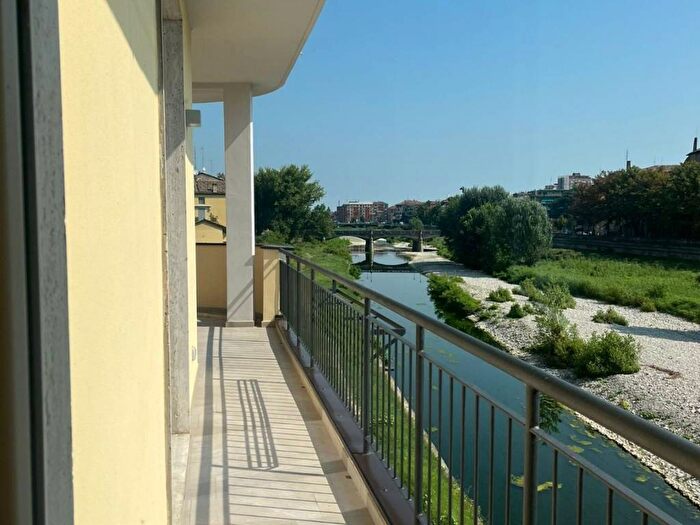 Appartamento quadrilocale in affitto in Via dei Farnese, Parco Ducale Oltretorrente, Parma