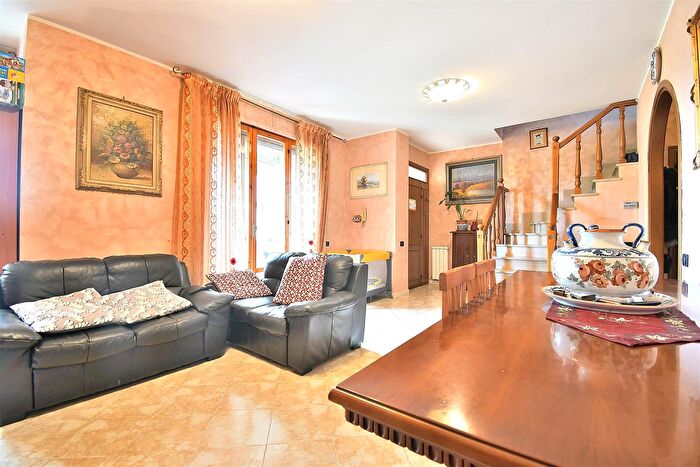 Appartamento con 6 locali in vendita in Via Dante Alighieri, Castelnuovo Berardenga