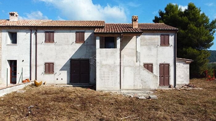 Casa con 5 locali in vendita in Camerano