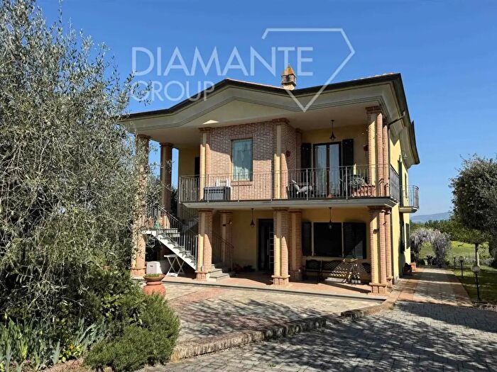 Casa con 10 locali in vendita in Castiglione Del Lago