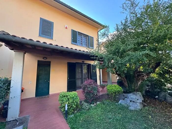 Casa con 6 locali in vendita in Via Novembre, Signa