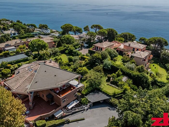 Appartamento con 6 locali in vendita in Via del Quadrifoglio, Arenzano