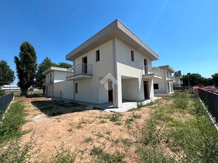 Casa quadrilocale in vendita in Via Caravaggio, Verolanuova