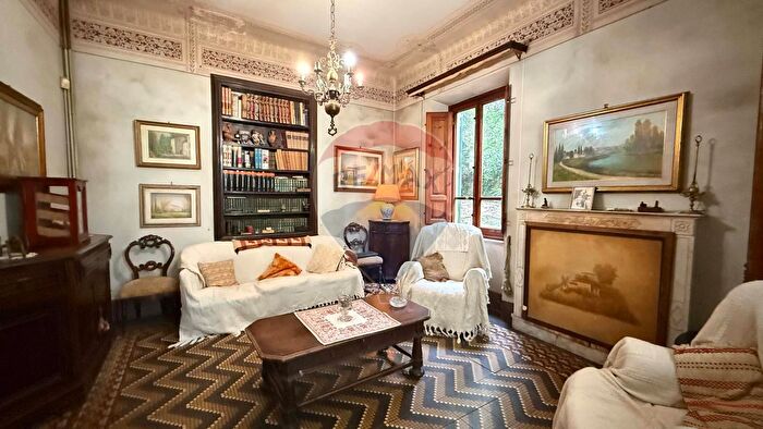 Casa con 11 locali in vendita in Borgo A Mozzano