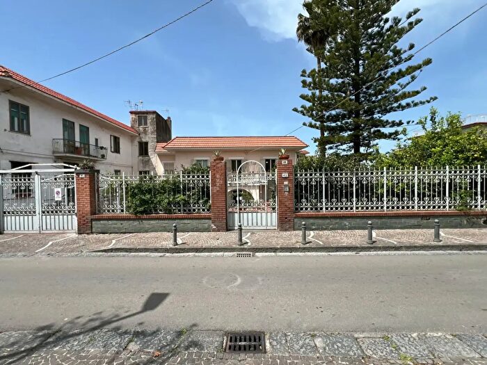 Casa con 11 locali in vendita in Via Cardano, Portici