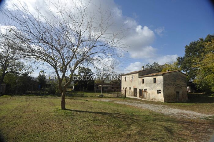 Casa con 8 locali in vendita in Località Comune, Lucignano