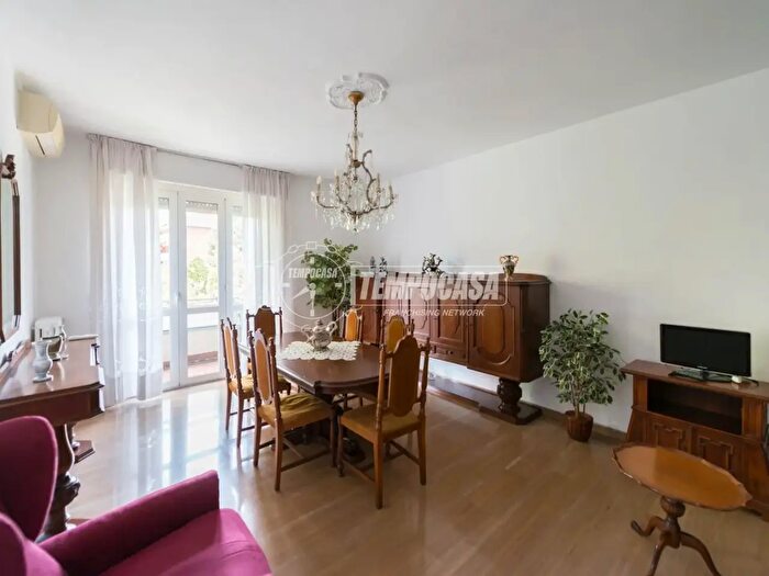 Appartamento trilocale in affitto in Via delle Gardenie, Milano