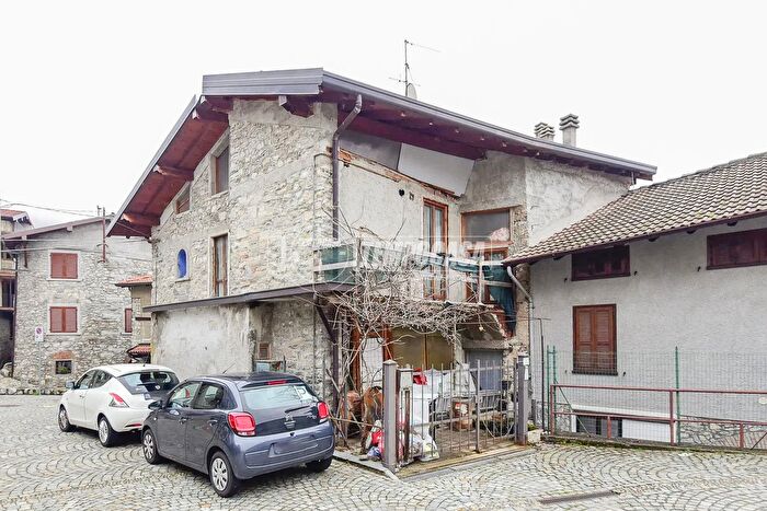 Appartamento quadrilocale in vendita in Piazza Gerolamo Pratobevera, Sormano