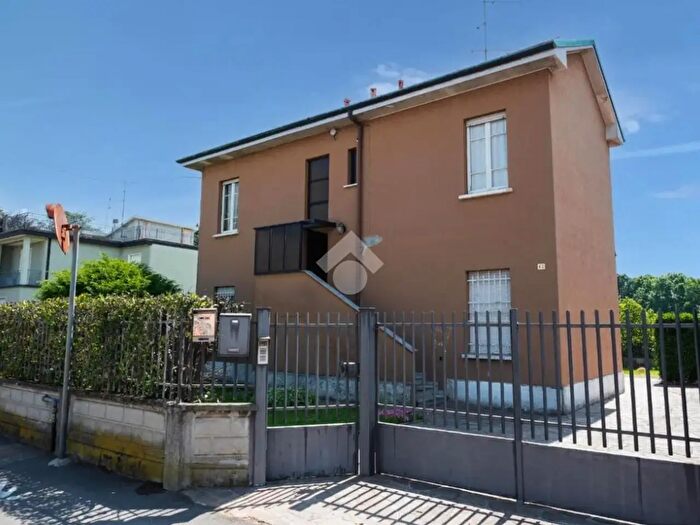 Casa con 6 locali in vendita in Via Piave, Verano Brianza