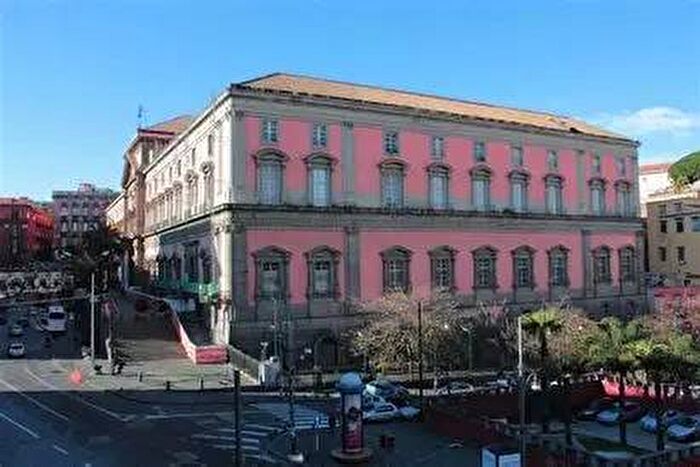 Casa con 6 locali in affitto in Piazza Camillo Benso di Cavour, Sanità, Napoli
