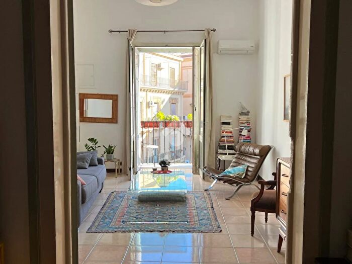 Appartamento trilocale in vendita in Piazza Rivoluzione, Palermo