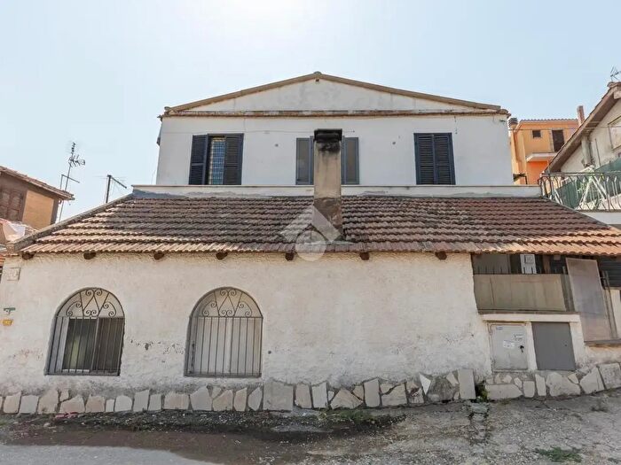 Appartamento trilocale in vendita in Via Alserio, Roma