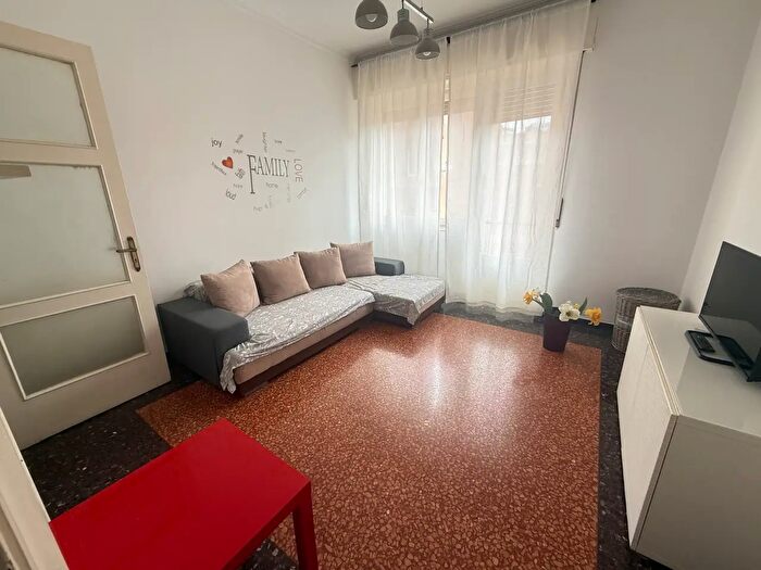 Appartamento con 6 locali in affitto in Via Giordano, Genova