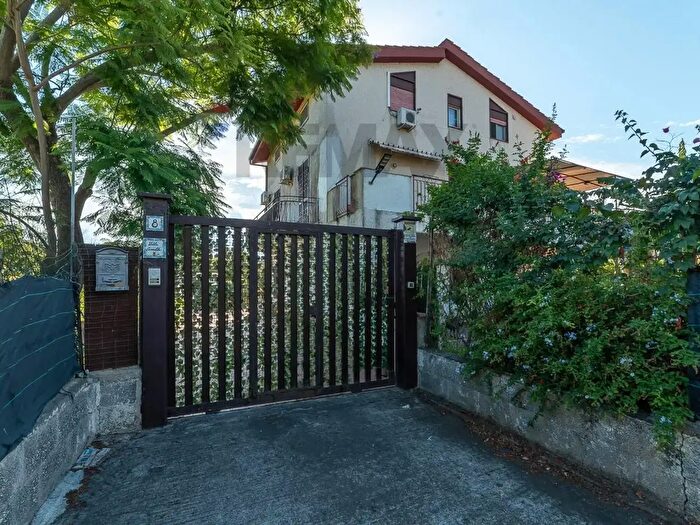 Casa con 5 locali in vendita in Via Mar Baltico, Catania