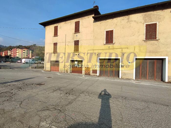 Casa con 11 locali in vendita in Via Valmora Snc, Pontida