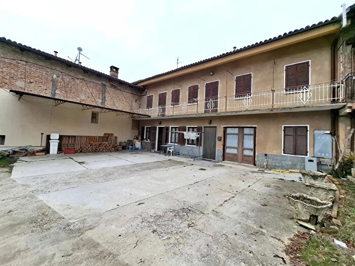 Casa con 8 locali in vendita in Castellinaldo
