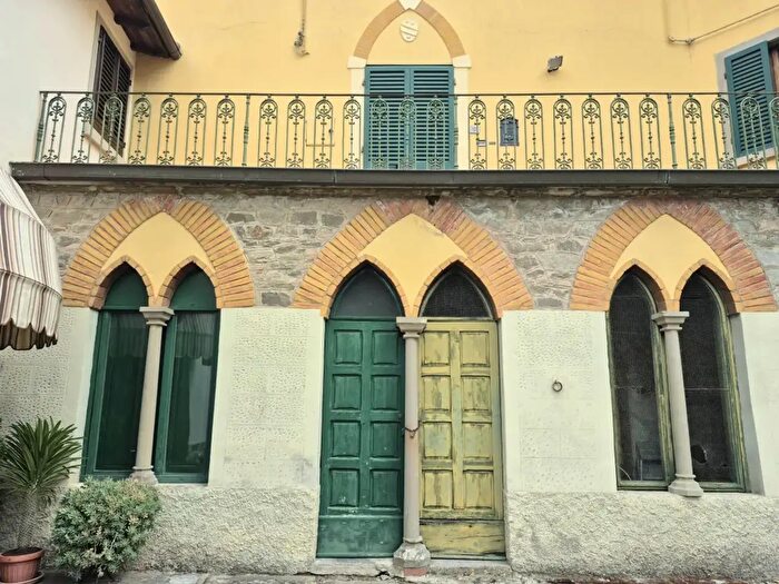 Appartamento con 5 locali in vendita in Via Armando Cecchini, Dicomano