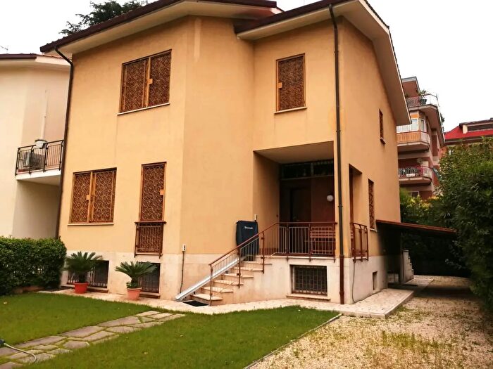 Casa con 8 locali in vendita in Via Vincenzo Padula, Roma
