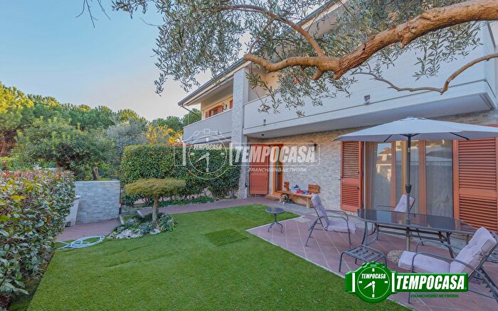 Casa quadrilocale in vendita in Via della Liberazione, Pero