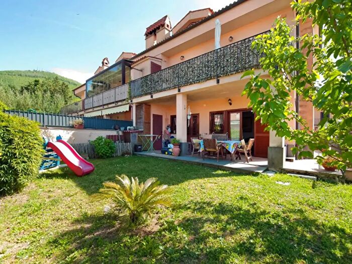 Appartamento quadrilocale in vendita in Via degli Agrifogli, Rocca Di Papa