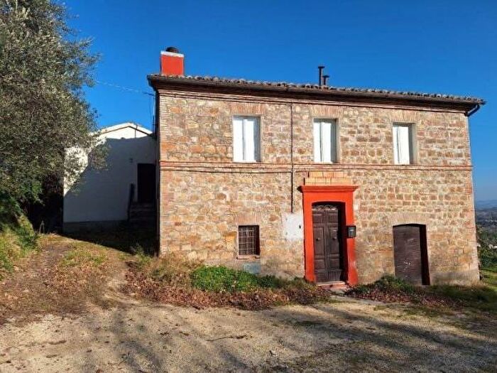 Casa con 6 locali in vendita in Castelplanio
