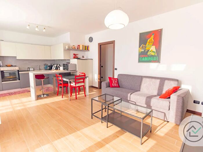 Appartamento trilocale in vendita in Via Plinio, Venegono Superiore