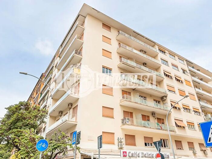 Appartamento trilocale in vendita in Via Statilio Ottato, Roma
