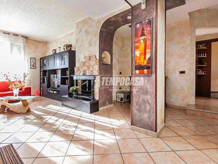 Appartamento quadrilocale in vendita in Via Nino Bixio, Centro, Bollate