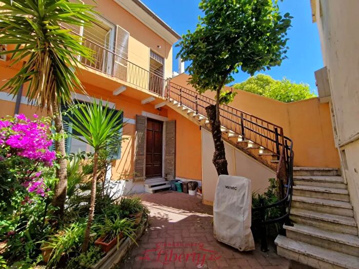 Casa con 8 locali in vendita in Viareggio