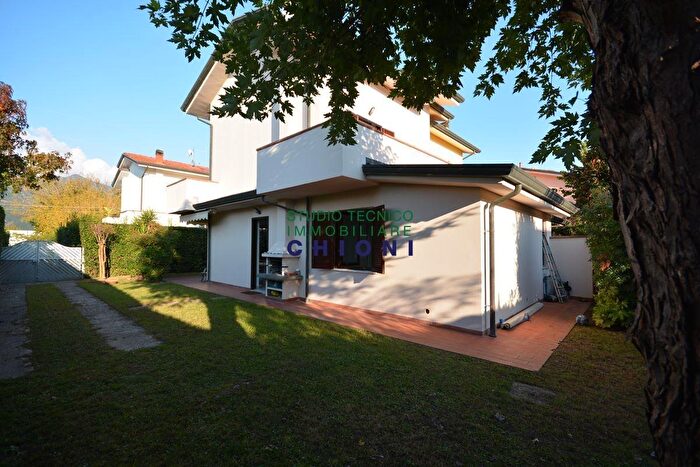 Casa con 7 locali in vendita in Montignoso