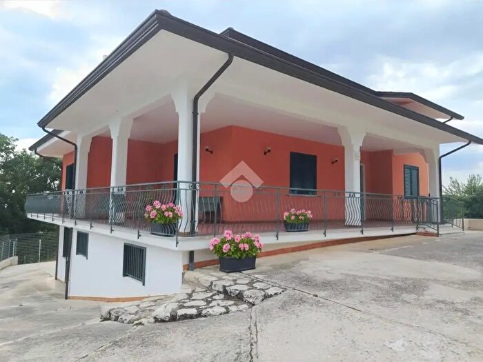 Casa con 6 locali in vendita in Contrarda Paradisiello, Montemiletto