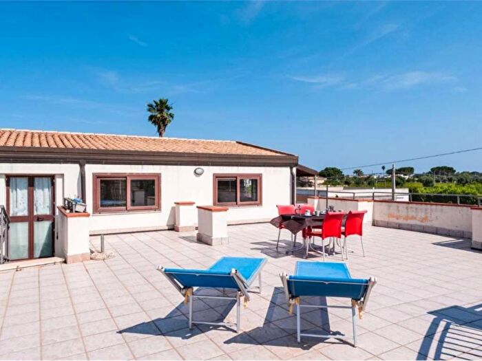 Appartamento trilocale in affitto in Via Del Veliero, Isola, Siracusa