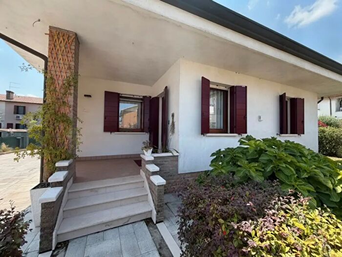 Casa con 8 locali in vendita in Via S Allende, Salzano