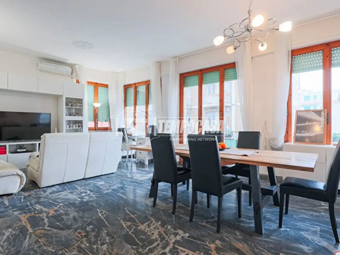 Appartamento con 5 locali in vendita in Viale della Libertà, Livorno