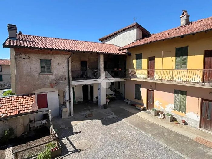 Casa con 10 locali in vendita in Via San Giovanni, Binago