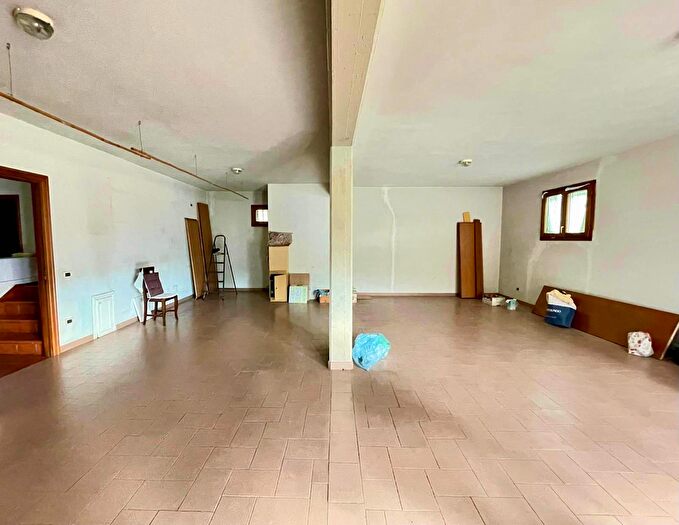 Casa con 6 locali in vendita in Vaiano