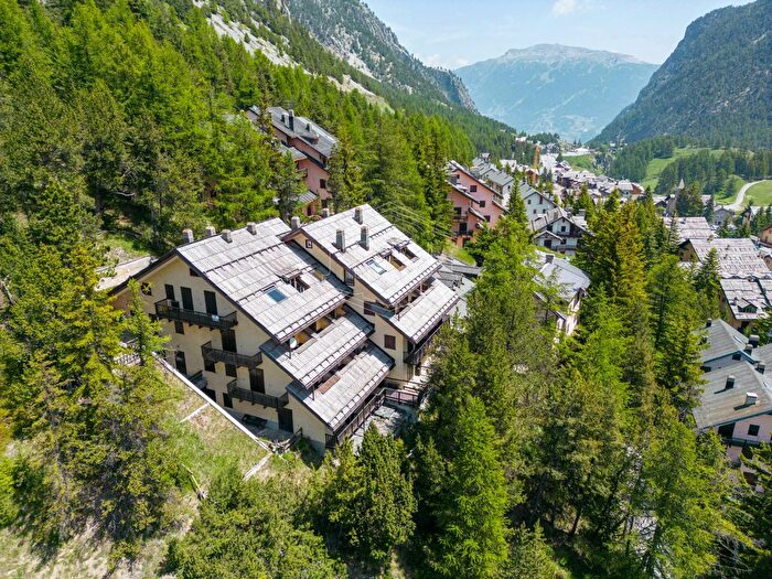 Appartamento trilocale in vendita in Via Claviere, Claviere