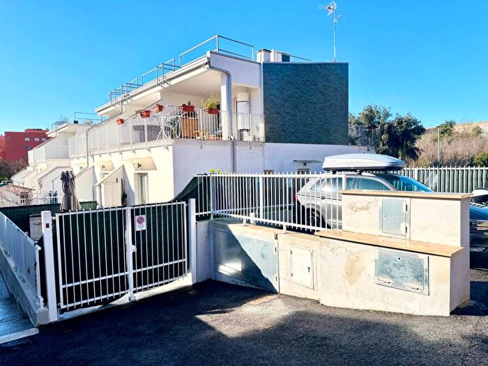 Casa trilocale in affitto in Vicolo della Casetta Mattei, Casetta Mattei Corviale, Roma