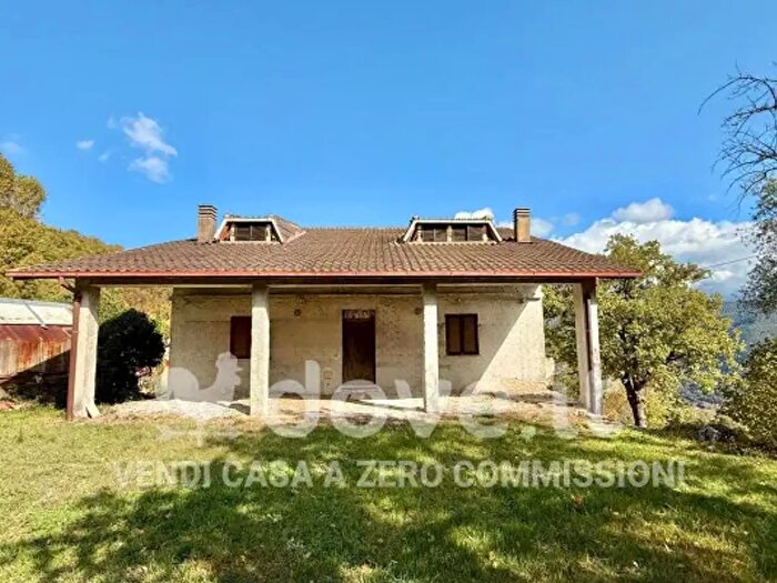 Casa trilocale in vendita in Via Terze, Rieti