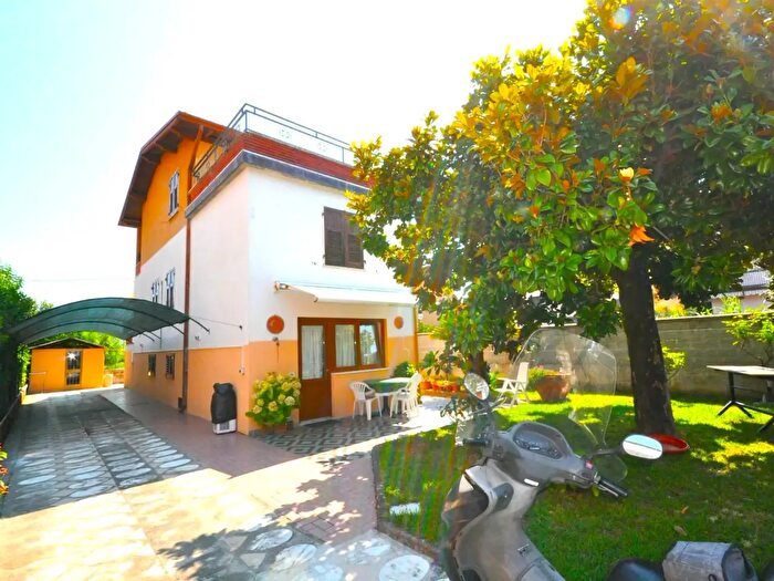 Casa con 7 locali in vendita in Ameglia